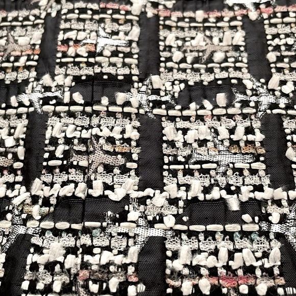 SALE! Chanel Black & White Silk Blend Tweed Skirt - Picture 4 of 14